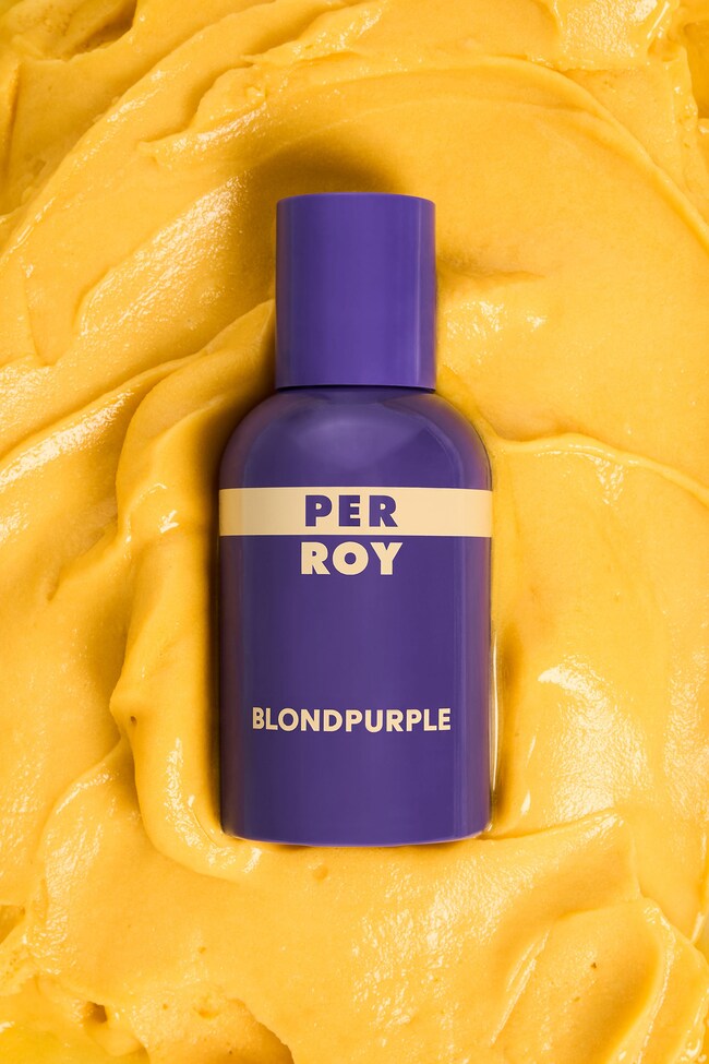 Perroy, Blondpurple. Questo profumo incarna un mood sensuale. Un nettare tropicale, la dolcezza esotica del mango si intreccia con l’opulenza floreale dell’ylang ylang e con la nota fruttata del ribes nero. Un viaggio sensoriale nei tropici, perfetto per ammirare un tramonto romantico o per aggiungere un tocco di mistero esotico alla propria aura.