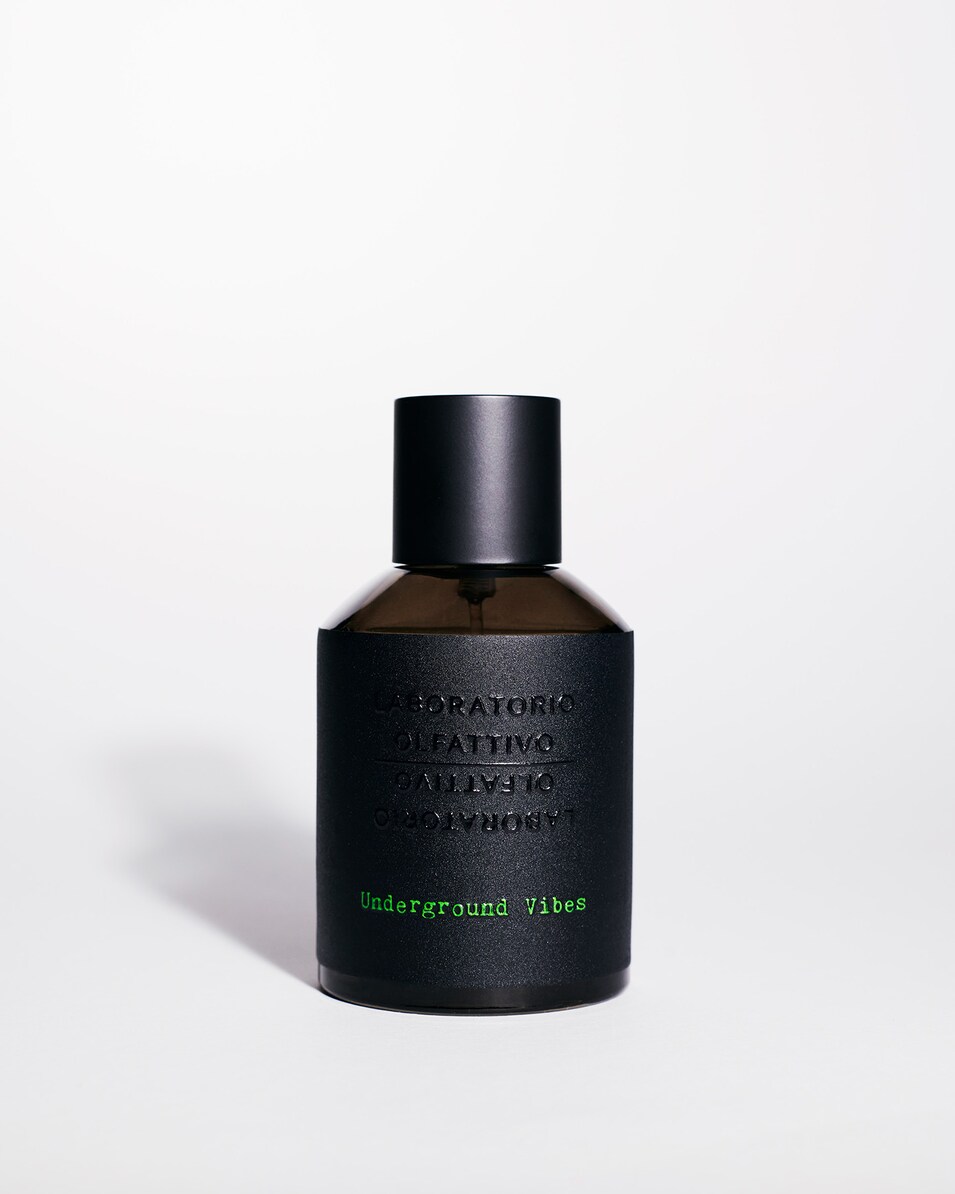 Laboratorio Olfattivo, Underground Vibes. Per questa nuova fragranza, Laboratorio Olfattivo inaugura una nuova collaborazione con un maestro profumiere dalla firma olfattiva molto originale, Antoine Lie. Un’ode alla creatività, una fragranza in grado di stupire. Underground Vibes trasporta in luoghi poco esplorati per un viaggio indimenticabile.