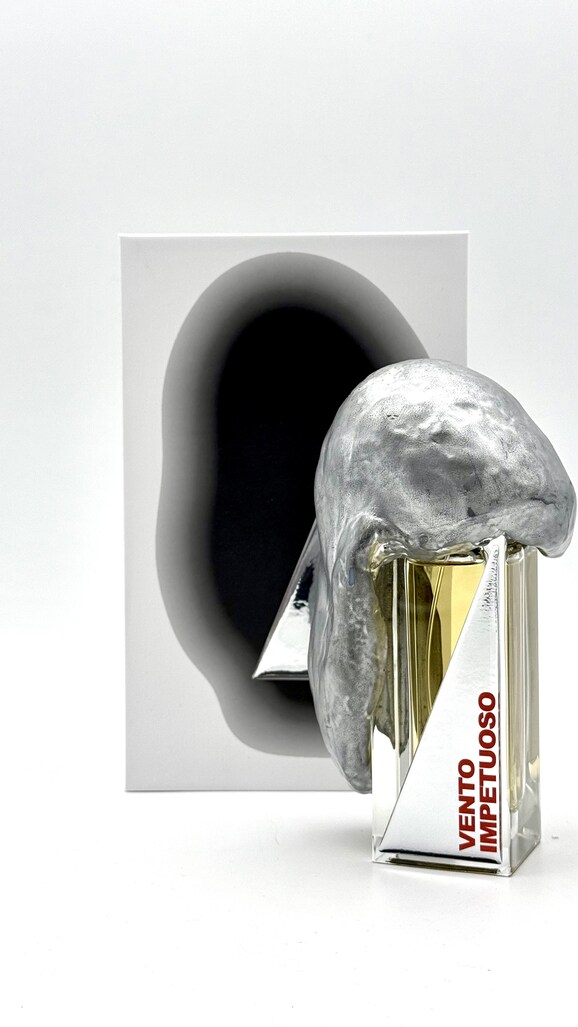 Filippo Sorcinelli - Vento Impetuoso Quattro nuove fragranze dedicata al vento che fanno parte di l’Atmosphere d’émotion Collection Vento. Impetuoso incarna la forza distruttiva dell’aria con sentori di vetiver, betulla, cashmeran e un accordo pietra. Le altre fragranze sono: Ruah, Vento Forte e Brezza.