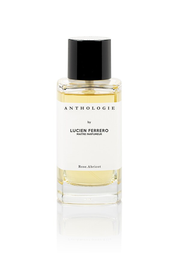 Anthologie By Lucien Ferrero, Rose Abricot. Un viaggio sensoriale tra eleganza e sensualità, dove la natura incontra l’arte della profumeria. Rose Abricot è una fragranza che nasce dall’incontro tra la raffinatezza della rosa turca e la dolcezza vibrante dell’albicocca moscatella, arricchita da affascinanti ingredienti che danzano armoniosamente tra loro.