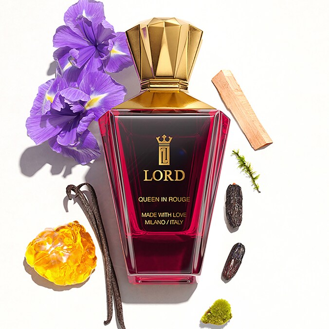 Queen Rouge Lord Milano. Un’ode alla femminilità e all’eleganza che rende omaggio alla regina di Francia Maria Antonietta. La fragranza si apre con un iris molto ricco e vellutato e si evolve con un accordo di muschio per conferire una sfaccettatura ricca e terrosa. La profondità dell’ambra e della fava tonka nelle note di cuore dona calore alla composizione, mentre le note di vaniglia, muschio e legno di cedro perfezionano la creazione, lasciando una scia profonda, talcata, dolce e sensuale