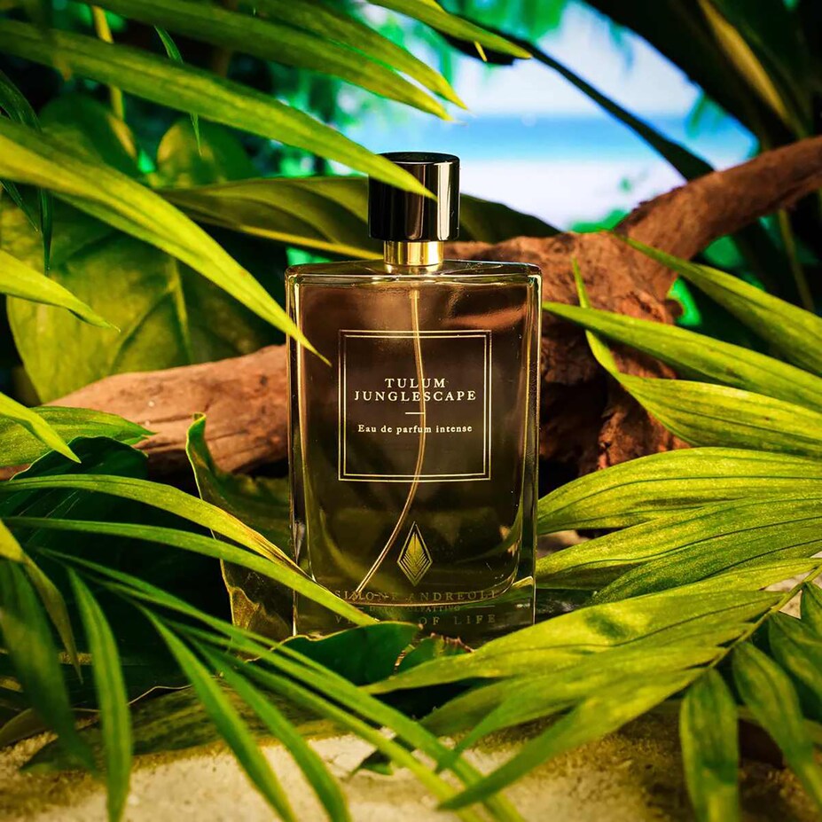 Simone Andreoli, Tulum Junglescape. Un’esplosione di freschezza: lime dissetante e menta rinfrescante si intrecciano con sfumature di sale marino e tè verde, evocando la brezza caraibica che accarezza la costa. Il cuore della fragranza è un bouquet solare e avvolgente, dove i fiori di tiarè e ylang-ylang si fondono con delicate nuance vegetali, ricreando il respiro profondo e primordiale della giungla.