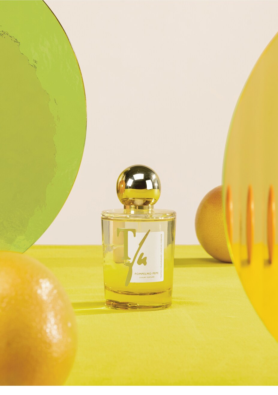 Teatro Fragranze Uniche, Pompelmo Pepe. Pompelmo Pepe è un profumo che svela un brillante e vivace accordo agrumato impreziosito dalle piccanti note speziate. Un connubio perfetto di vitalità ed energia. Il flacone illuminato da una sfumatura gialla che prende corpo dal fondo è un omaggio alla freschezza e alla vivacità del profumo stesso. Gli accessori in oro rappresentano i tratti eleganti e distintivi del brand.