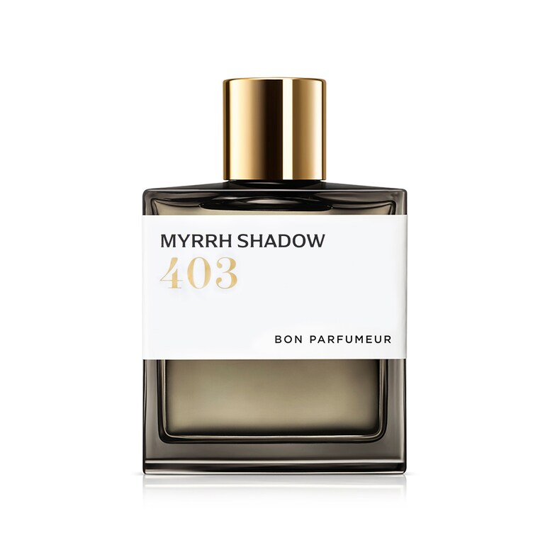 Bon Parfumeur 403 Myrrh Shadow. Un extrait de parfum che reinterpreta l’ambra con un mix raffinato di spezie, legni e resine. Le note agrumate iniziali si fondono con un cuore aromatico di basilico, cannella e pepe timut, mentre la base di mirra, benzoino e patchouli dona profondità e mistero. Un jus elegante e avvolgente, pensato per chi ama fragranze calde e sofisticate.