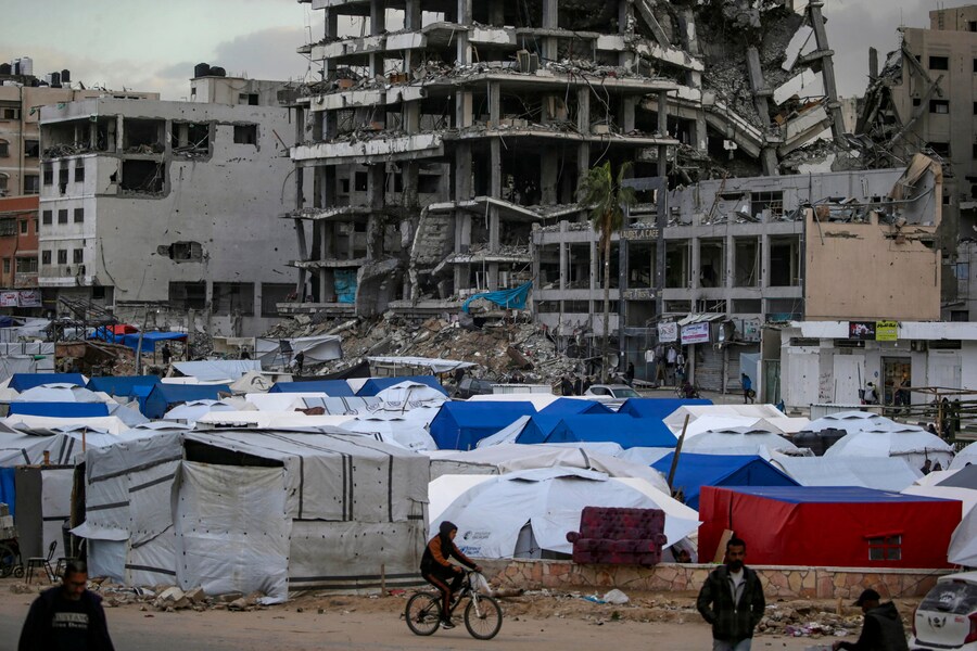 Le tende dei palestinesi sfollati dal nord di Gaza sono state installate vicino agli edifici distrutti a Gaza City dopo che l’esercito israeliano ha emesso ordini di evacuazione per le aree nel nord di Gaza. Le forze israeliane hanno ripreso gli attacchi aerei su Gaza il 18 marzo, ponendo fine a un cessate il fuoco in vigore dal 19 gennaio. (EPA/MOHAMMED SABER) (EPA)