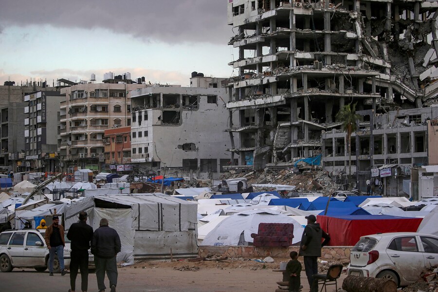 Le tende dei palestinesi sfollati dal nord di Gaza sono state installate vicino agli edifici distrutti a Gaza City dopo che l’esercito israeliano ha emesso ordini di evacuazione per le aree nel nord di Gaza. Le forze israeliane hanno ripreso gli attacchi aerei su Gaza il 18 marzo, ponendo fine a un cessate il fuoco in vigore dal 19 gennaio. (EPA/MOHAMMED SABER) (EPA)