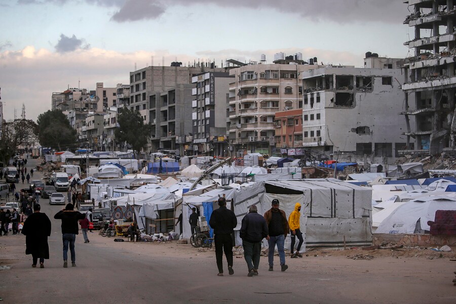 Le tende dei palestinesi sfollati dal nord di Gaza sono state installate vicino agli edifici distrutti a Gaza City dopo che l’esercito israeliano ha emesso ordini di evacuazione per le aree nel nord di Gaza. Le forze israeliane hanno ripreso gli attacchi aerei su Gaza il 18 marzo, ponendo fine a un cessate il fuoco in vigore dal 19 gennaio. (EPA/MOHAMMED SABER) (EPA)