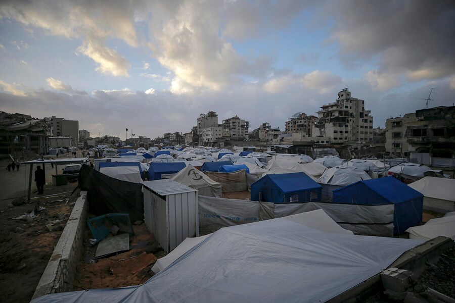 Le tende dei palestinesi sfollati dal nord di Gaza sono state installate vicino agli edifici distrutti a Gaza City dopo che l’esercito israeliano ha emesso ordini di evacuazione per le aree nel nord di Gaza. Le forze israeliane hanno ripreso gli attacchi aerei su Gaza il 18 marzo, ponendo fine a un cessate il fuoco in vigore dal 19 gennaio. (EPA/MOHAMMED SABER) (EPA)