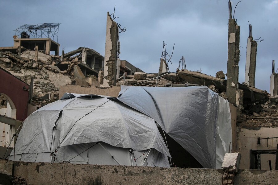 Le tende dei palestinesi sfollati dal nord di Gaza sono state installate vicino agli edifici distrutti a Gaza City dopo che l’esercito israeliano ha emesso ordini di evacuazione per le aree nel nord di Gaza. Le forze israeliane hanno ripreso gli attacchi aerei su Gaza il 18 marzo, ponendo fine a un cessate il fuoco in vigore dal 19 gennaio. (EPA/MOHAMMED SABER) (EPA)
