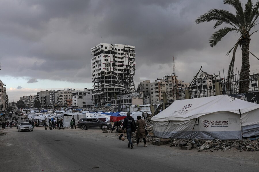 Le tende dei palestinesi sfollati dal nord di Gaza sono state installate vicino agli edifici distrutti a Gaza City dopo che l’esercito israeliano ha emesso ordini di evacuazione per le aree nel nord di Gaza. Le forze israeliane hanno ripreso gli attacchi aerei su Gaza il 18 marzo, ponendo fine a un cessate il fuoco in vigore dal 19 gennaio. (EPA/MOHAMMED SABER) (EPA)