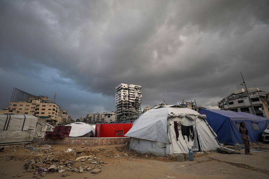 Le tende dei palestinesi sfollati dal nord di Gaza sono state installate vicino agli edifici distrutti a Gaza City dopo che l’esercito israeliano ha emesso ordini di evacuazione per le aree nel nord di Gaza. Le forze israeliane hanno ripreso gli attacchi aerei su Gaza il 18 marzo, ponendo fine a un cessate il fuoco in vigore dal 19 gennaio. (EPA/MOHAMMED SABER) (EPA)