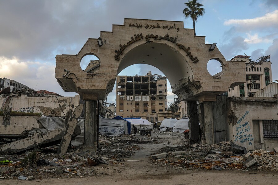 Le tende dei palestinesi sfollati dal nord di Gaza sono state installate vicino agli edifici distrutti a Gaza City dopo che l’esercito israeliano ha emesso ordini di evacuazione per le aree nel nord di Gaza. Le forze israeliane hanno ripreso gli attacchi aerei su Gaza il 18 marzo, ponendo fine a un cessate il fuoco in vigore dal 19 gennaio. (EPA/MOHAMMED SABER) (EPA)
