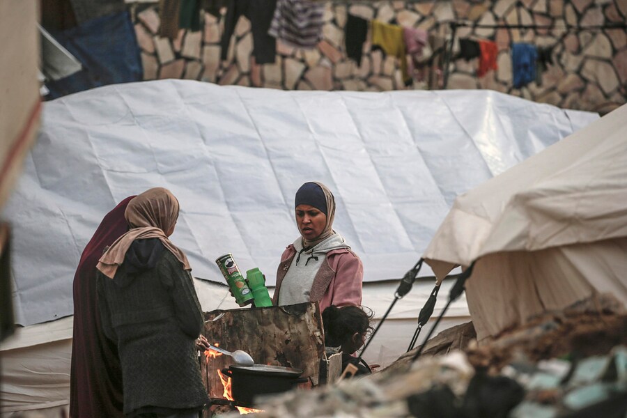 I membri di una famiglia palestinese sfollata dal nord di Gaza preparano il cibo accanto alla loro tenda a Gaza City, dopo che l’esercito israeliano ha emesso ordini di evacuazione per le aree nel nord di Gaza. Le forze israeliane hanno ripreso gli attacchi aerei su Gaza il 18 marzo, ponendo fine a un cessate il fuoco in vigore dal 19 gennaio. (EPA/MOHAMMED SABER) (EPA)