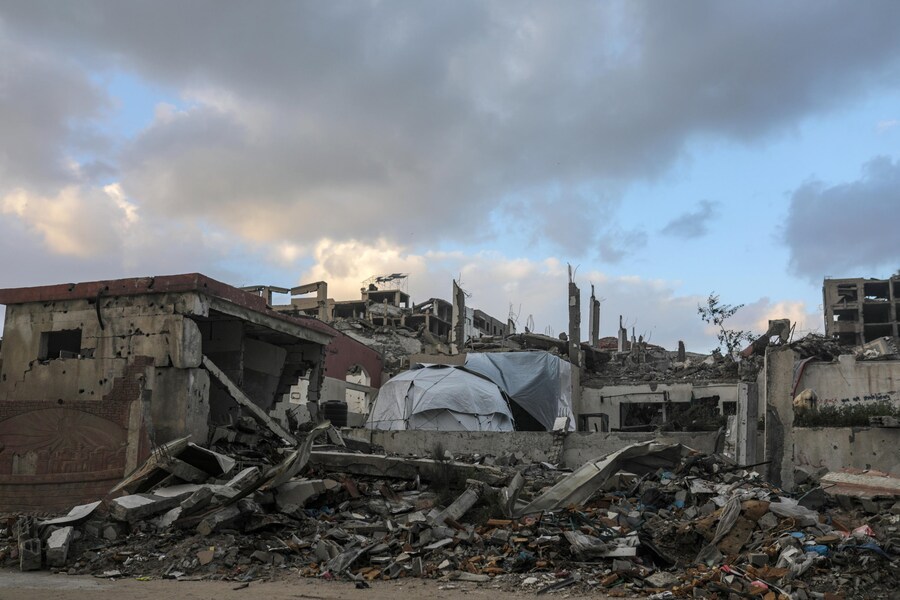 Le tende dei palestinesi sfollati dal nord di Gaza sono state installate vicino agli edifici distrutti a Gaza City dopo che l’esercito israeliano ha emesso ordini di evacuazione per le aree nel nord di Gaza. Le forze israeliane hanno ripreso gli attacchi aerei su Gaza il 18 marzo, ponendo fine a un cessate il fuoco in vigore dal 19 gennaio. (EPA/MOHAMMED SABER) (EPA)