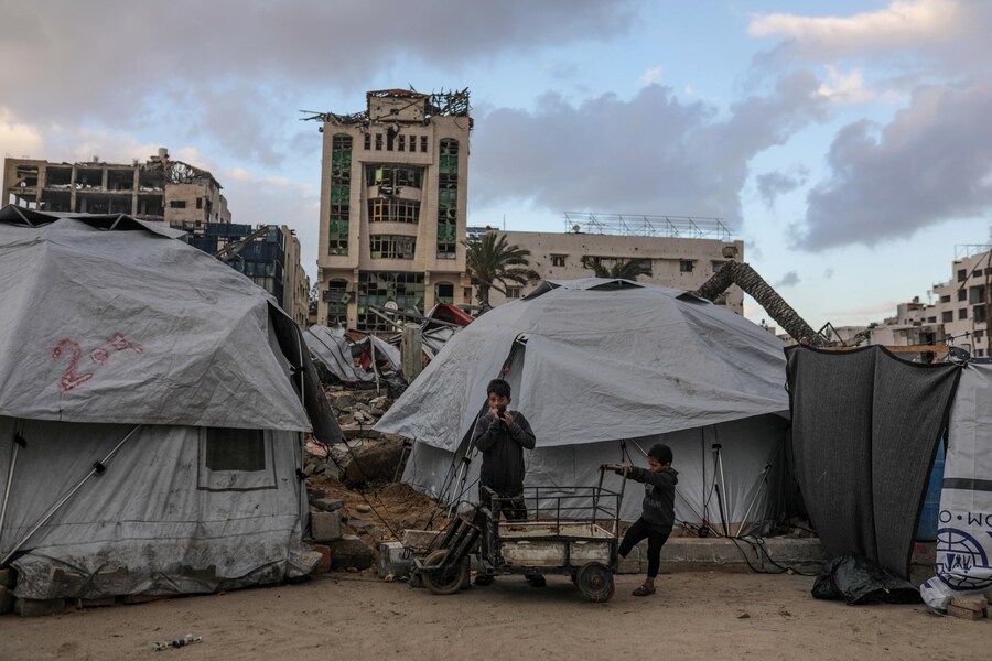 Le tende dei palestinesi sfollati dal nord di Gaza sono state installate vicino agli edifici distrutti a Gaza City dopo che l’esercito israeliano ha emesso ordini di evacuazione per le aree nel nord di Gaza. Le forze israeliane hanno ripreso gli attacchi aerei su Gaza il 18 marzo, ponendo fine a un cessate il fuoco in vigore dal 19 gennaio. (EPA/MOHAMMED SABER) (EPA)