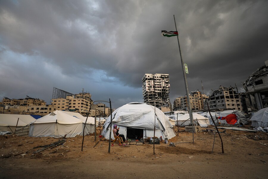 Le tende dei palestinesi sfollati dal nord di Gaza sono state installate vicino agli edifici distrutti a Gaza City dopo che l’esercito israeliano ha emesso ordini di evacuazione per le aree nel nord di Gaza. Le forze israeliane hanno ripreso gli attacchi aerei su Gaza il 18 marzo, ponendo fine a un cessate il fuoco in vigore dal 19 gennaio. (EPA/MOHAMMED SABER) (EPA)