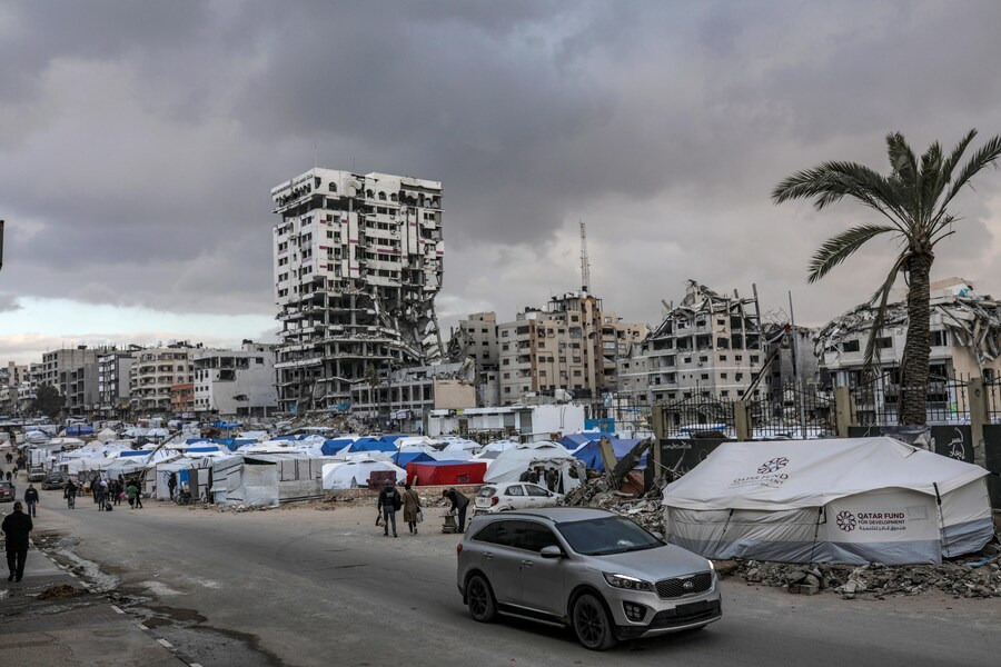 Le tende dei palestinesi sfollati dal nord di Gaza sono state installate vicino agli edifici distrutti a Gaza City dopo che l’esercito israeliano ha emesso ordini di evacuazione per le aree nel nord di Gaza. Le forze israeliane hanno ripreso gli attacchi aerei su Gaza il 18 marzo, ponendo fine a un cessate il fuoco in vigore dal 19 gennaio. (EPA/MOHAMMED SABER) (EPA)