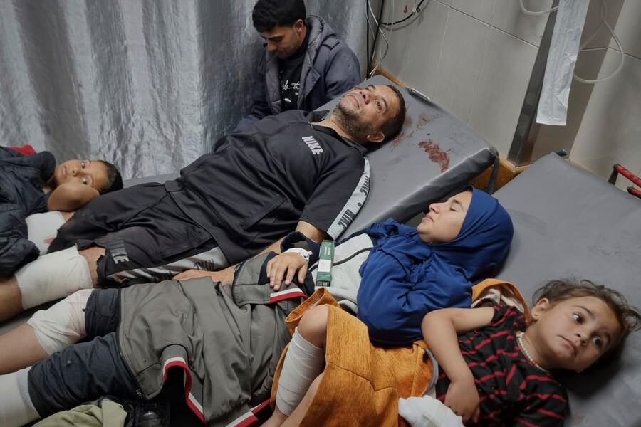 Palestinesi feriti attendono le cure in ospedale dopo gli attacchi aerei dell’esercito israeliano a Khan Younis, nella Striscia di Gaza meridionale (AP Photo/Mohammad Jahjouh) (APN)
