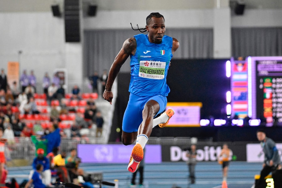 L’italiano Andy Diaz Hernandez gareggia nella finale maschile del salto triplo durante i Campionati mondiali di atletica indoor a Nanchino, nella provincia orientale cinese di Jiangsu (Photo by WANG Zhao / AFP) (AFP)