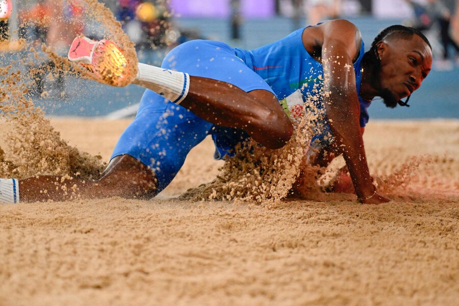 L’italiano Andy Diaz Hernandez gareggia nella finale maschile del salto triplo durante i Campionati mondiali di atletica indoor a Nanchino, nella provincia orientale cinese di Jiangsu. (Photo by WANG Zhao / AFP) (AFP)