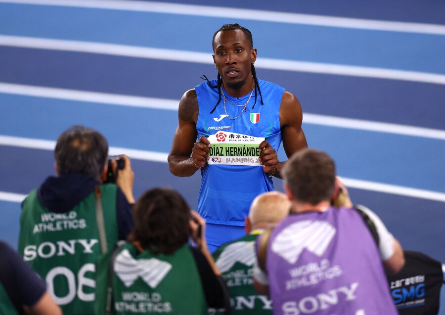 Campionati mondiali di atletica indoor - Nanjing Youth Olympic Sports Park, Nanjing, Cina - 21 marzo 2025 L’italiano Andy Diaz Hernandez reagisce dopo aver vinto l’oro nel salto triplo maschile (REUTERS/Issei Kato) (REUTERS)