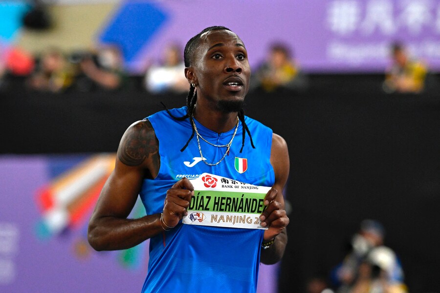 L’italiano Andy Diaz Hernandez festeggia dopo aver vinto la finale maschile del salto triplo durante i Campionati mondiali di atletica indoor di Nanchino, nella provincia orientale cinese di Jiangsu (Photo by WANG Zhao / AFP) (AFP)