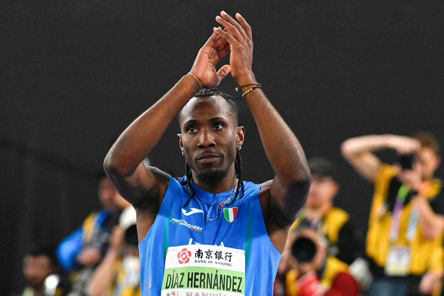 L’italiano Andy Diaz Hernandez festeggia dopo aver vinto la finale maschile del salto triplo durante i Campionati mondiali di atletica indoor di Nanchino, nella provincia orientale cinese di Jiangsu. (Photo by WANG Zhao / AFP) (AFP)