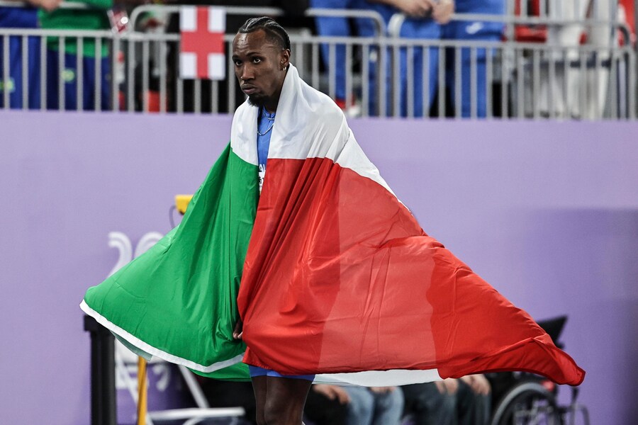 Andy Diaz Hernandez d’Italia festeggia la vittoria della finale di salto triplo maschile ai Campionati mondiali di atletica indoor di Nanchino, Cina. (EPA/ANDRES MARTINEZ CASARES) (EPA)