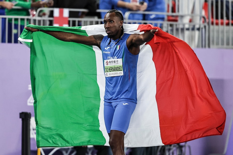 Andy Diaz Hernandez d’Italia festeggia la vittoria della finale di salto triplo maschile ai Campionati mondiali di atletica indoor di Nanchino, Cina. (EPA/ANDRES MARTINEZ CASARES) (EPA)