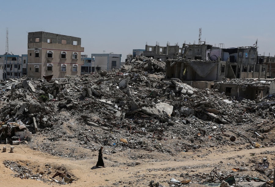 Un palestinese cammina vicino alle macerie delle case a Khan Younis, nella Striscia di Gaza meridionale. REUTERS/Ramadan Abed (REUTERS)