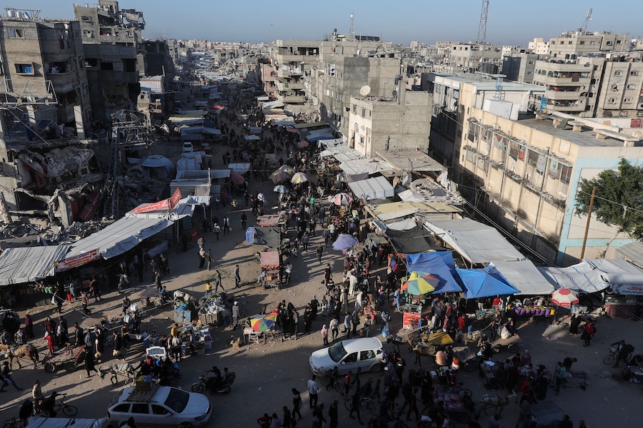 Palestinesi fanno acquisti in un mercato in vista della prossima festa di Eid al-Fitr, che segna la fine del mese sacro di digiuno del Ramadan, a Khan Younis, nella Striscia di Gaza meridionale. REUTERS/Ramadan Abed (REUTERS)