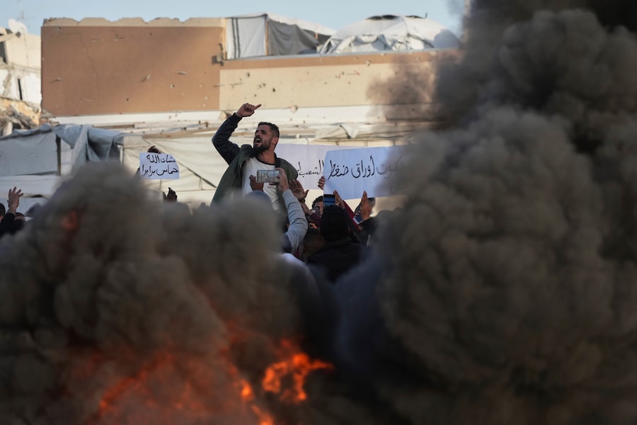 I palestinesi urlano slogan e bruciano pneumatici durante una protesta contro la guerra e contro Hamas in una rara dimostrazione di rabbia pubblica contro il gruppo militante che governa il territorio, a Beit Lahiya, nella Striscia di Gaza settentrionale. (AP Photo/Jehad Alshrafi) (APN)