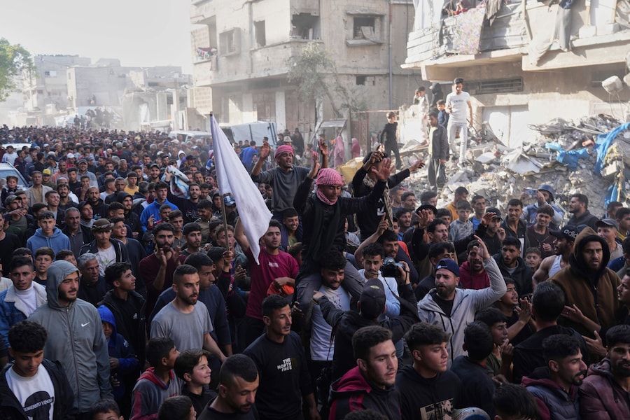 I palestinesi manifestano contro la guerra e contro Hamas a Beit Lahiya, nella Striscia di Gaza settentrionale. (AP Photo/Jehad Alshrafi) (APN)
