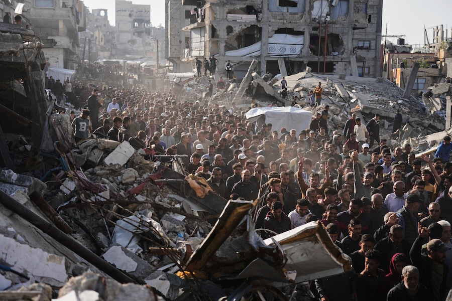 I palestinesi partecipano a una protesta contro la guerra e contro Hamas in una rara dimostrazione di rabbia pubblica contro il gruppo militante che governa il territorio, a Beit Lahiya, nella Striscia di Gaza settentrionale. (AP Photo/Jehad Alshrafi) (APN)