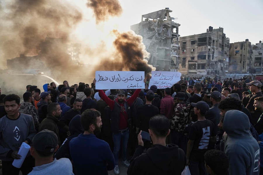 I palestinesi urlano slogan durante una protesta contro la guerra e contro Hamas, a Beit Lahiya, nella Striscia di Gaza settentrionale. (AP Photo/Jehad Alshrafi) (APN)