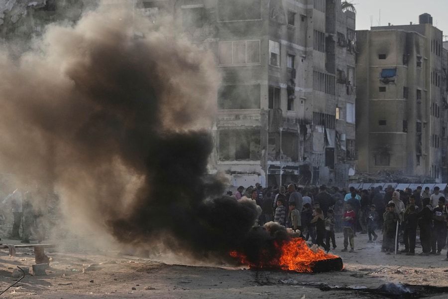 I palestinesi partecipano a una protesta contro la guerra e contro Hamas in una rara dimostrazione di rabbia pubblica contro il gruppo militante che governa il territorio, a Beit Lahiya, nella Striscia di Gaza settentrionale. (AP Photo/Jehad Alshrafi) (APN)