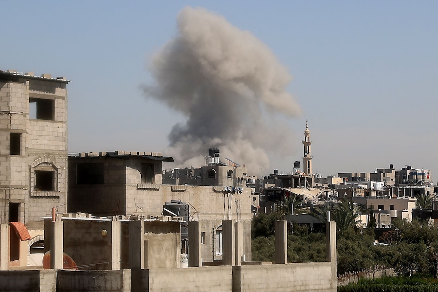 Il fumo si alza a causa di un attacco israeliano al campo di Bureij nella Striscia di Gaza centrale. (Photo by Eyad BABA / AFP) (AFP)