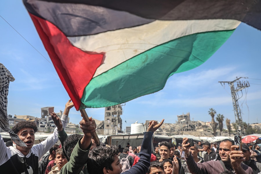 I palestinesi si riuniscono per protestare contro la guerra in corso tra Israele e Hamas e il blocco israeliano della Striscia di Gaza, a Gaza City. EPA/MOHAMMED SABER (EPA)