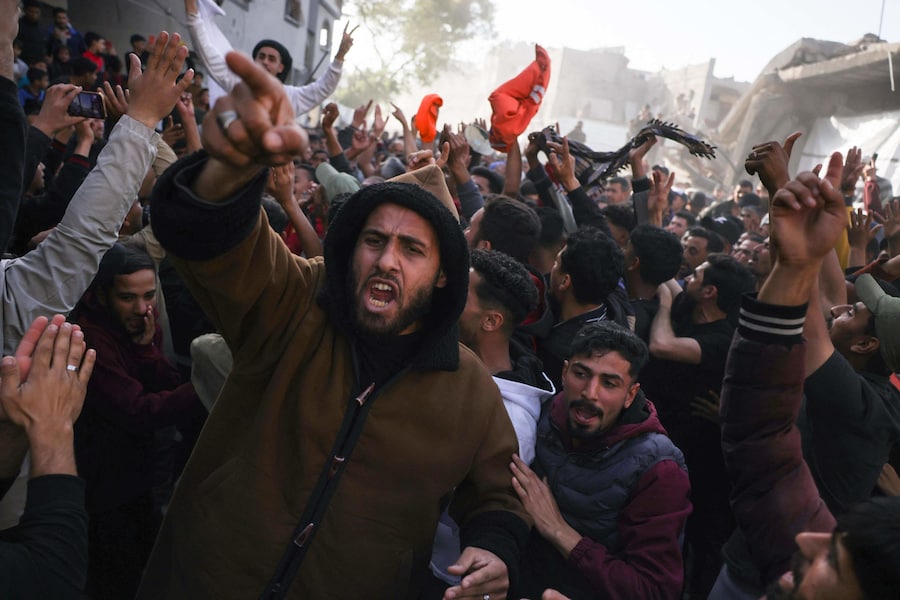 Palestinesi urlano slogan durante una protesta anti-Hams, chiedendo la fine della guerra con Israele, a Beit Lahia nella Striscia di Gaza settentrionale. (Photo by AFP) (AFP)