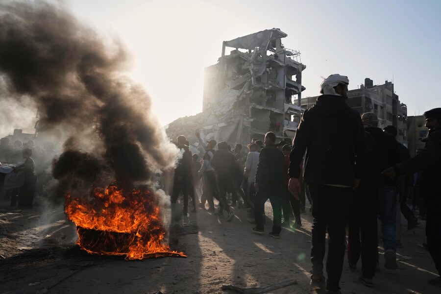I palestinesi bruciano pneumatici durante una protesta contro la guerra e contro Hamas in una rara dimostrazione di rabbia pubblica contro il gruppo militante che governa il territorio, a Beit Lahiya, nella Striscia di Gaza settentrionale. (AP Photo/Jehad Alshrafi) (APN)
