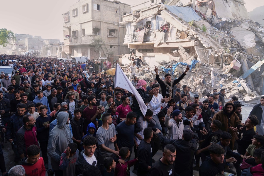 I palestinesi urlano slogan durante una protesta contro la guerra e contro Hamas in una rara dimostrazione di rabbia pubblica contro il gruppo militante che governa il territorio, a Beit Lahiya, nella Striscia di Gaza settentrionale. (AP Photo/Jehad Alshrafi) (APN)
