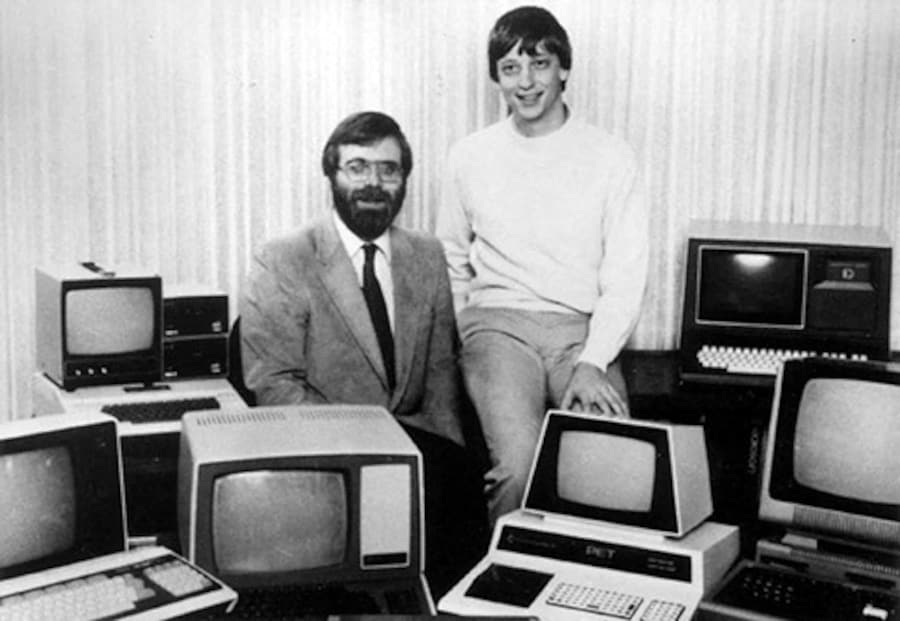 I fondatori di Microsoft Paul Allen (a sinistra) e Bill Gates in una foto della metà degli anni Settanta, circondati dai primi personal computer. (Photo by Microsoft / AFP) (AFP)