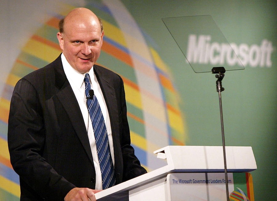 Steve Ballmer nel 2004. A quell’epoca l’imprenditore di Detroit era Ceo di Microsoft. (Photo by ROSLAN RAHMAN / AFP) (AFP)