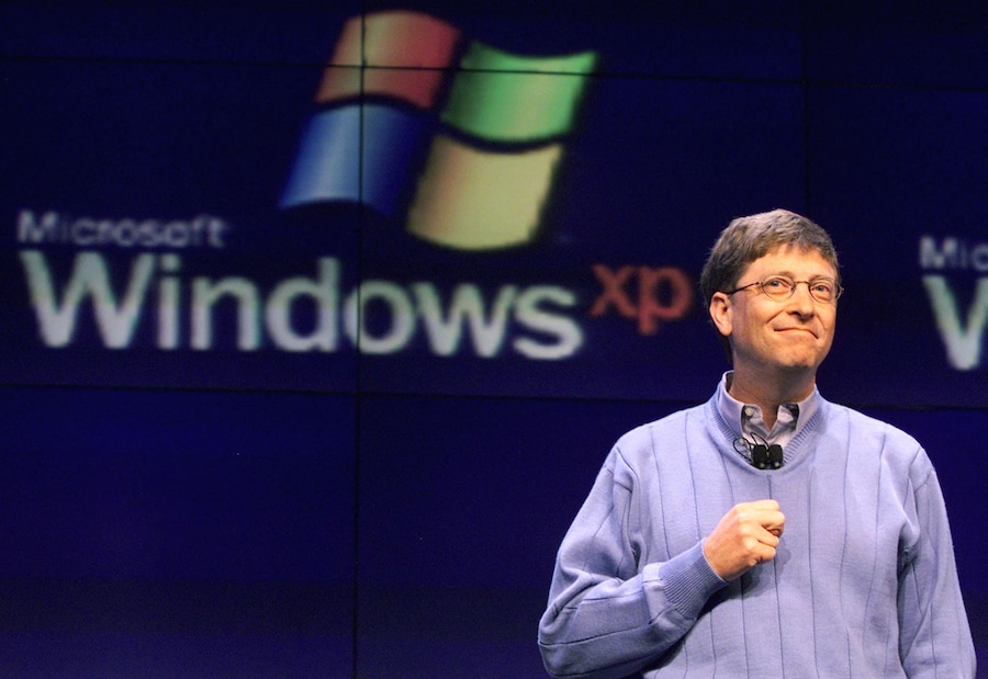 Bill Gates il 13 febbraio del 2001 spiega alla stampa le funzionalità del neonato sistema operativo Windows XP. (Photo by JEFF CHRISTENSEN / AFP) (AFP)