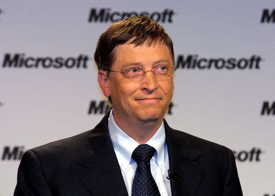 Bill Gates in giacca e cravatta nel 2002. AFP PHOTO/Dan LEVINE (Photo by DAN LEVINE / AFP) (AFP)