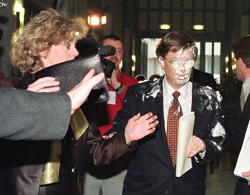 Il famoso episodio della torta in faccia a Bill Gates. Il fatto successe a Bruxelles nel 1998. (Photo by HERWIG VERGULT / BELGA / AFP) (AFP)