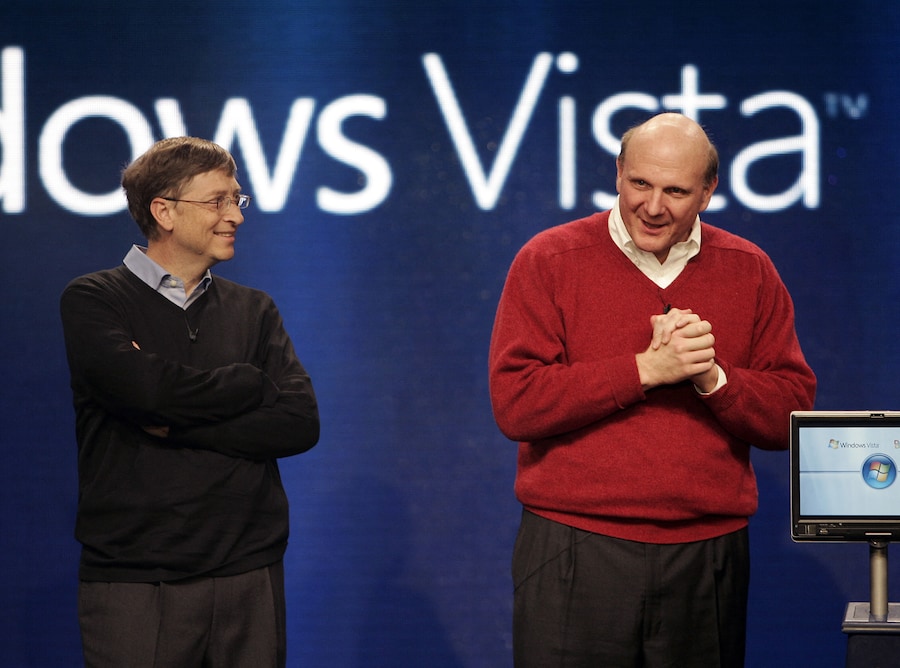 Bill Gates insieme all’allora Ceo di Microsoft Steve Ballmer durante la conferenza stampa di presentazione del sistema operativo Windows Vista il 29 gennaio 2007 a New York.(Photo by TIMOTHY A. CLARY / AFP) (AFP)