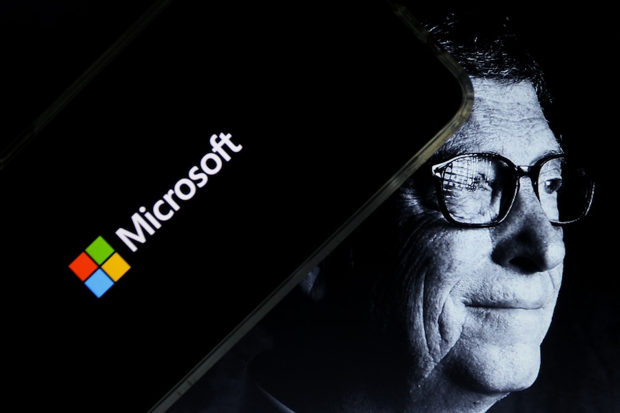Lo schermo di uno smartphone con il logo Microsoft e il volto di Bill Gates (ZUMAPRESS.com / AGF)