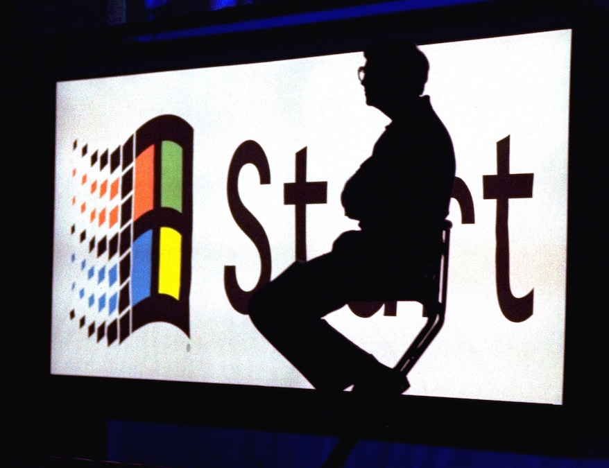 Silhouette di Bill Gates durante la presentazione di Windows 95, agosto 1995. (AP Photo/File) (AP)