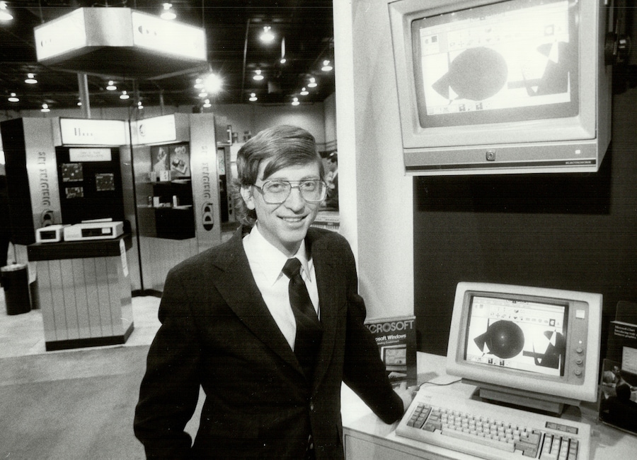 Un trentenne Bill Gates mostra il primo Pc Ibm con una delle prime versioni del sistema operativo Ms-Dos. (Photo by Keith Beaty/Toronto Star via Getty Images) (Toronto Star via Getty Images)